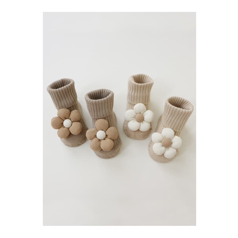 Cute and stylish floral non-slip baby socks for autumn, mid-calf and knee-high.