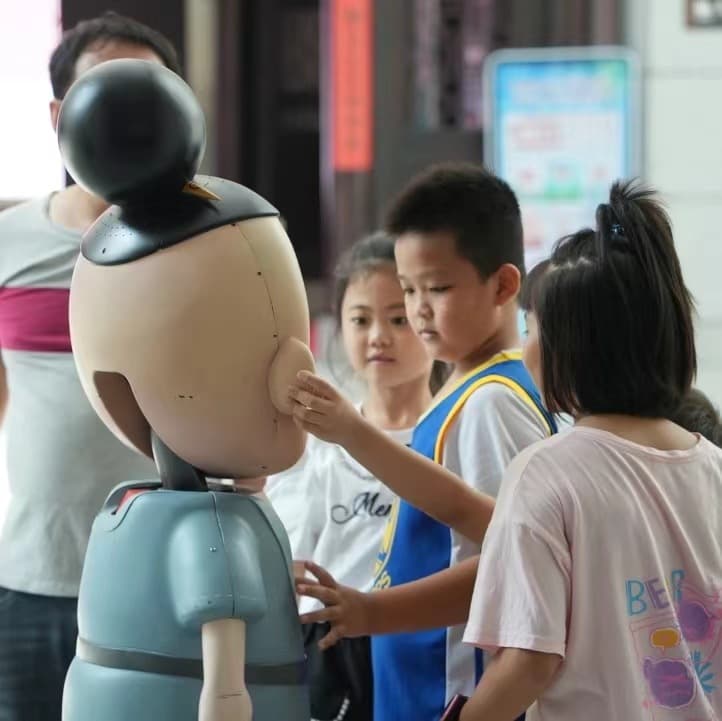 Customized Robot Appearance Corporate Image Brand Commercial Reception Design and Production Guided Tour Explanation Services