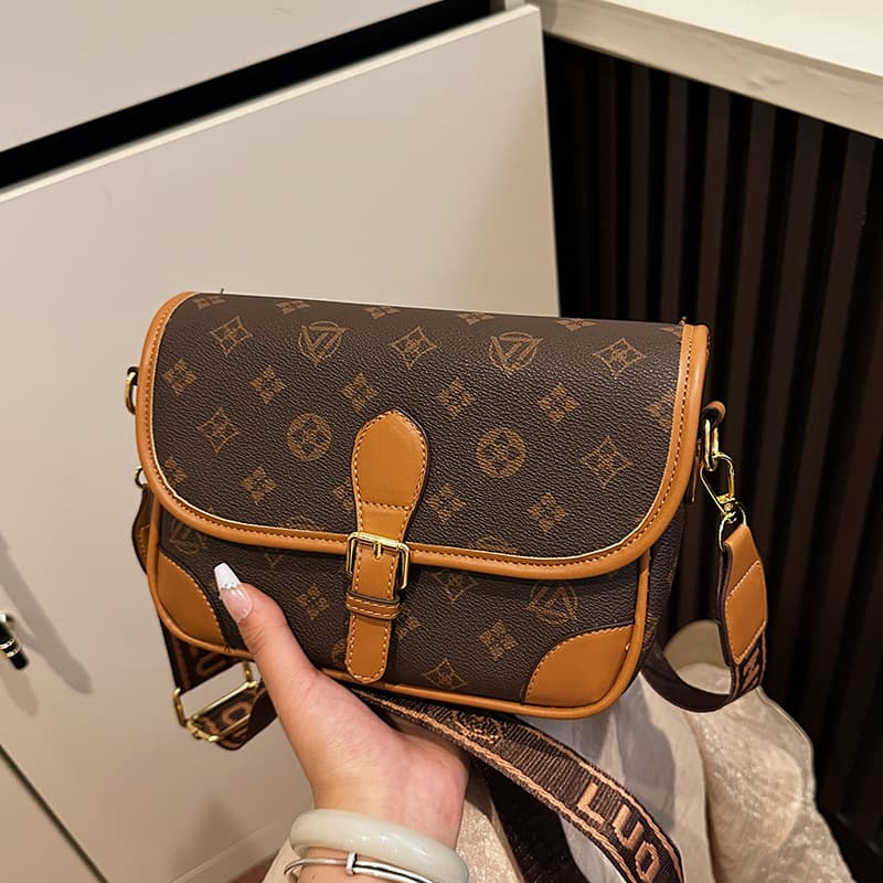 Cross-border trendy single-shoulder crossbody bag women's bag fashion high-end underarm commuter small square bag bags wholesale