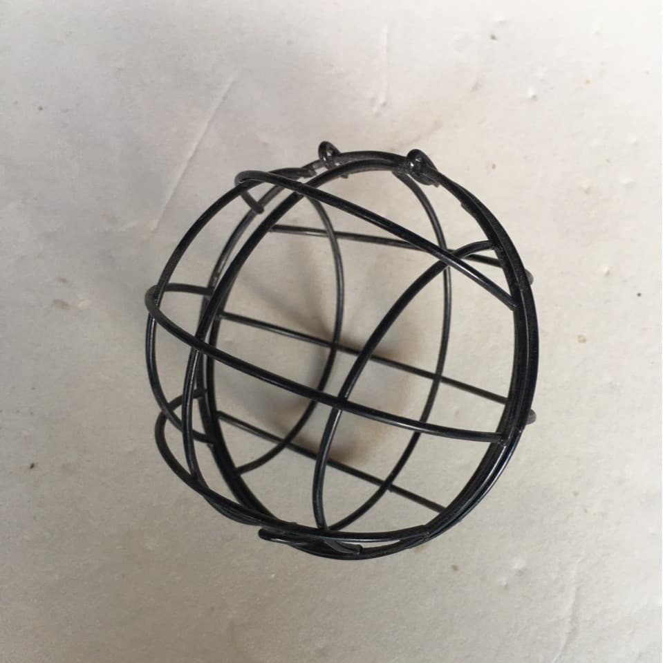 Factory direct hollow birdcage sphere candy box, wrought iron wedding favor box, metal gift box, outdoor birdcage feeder