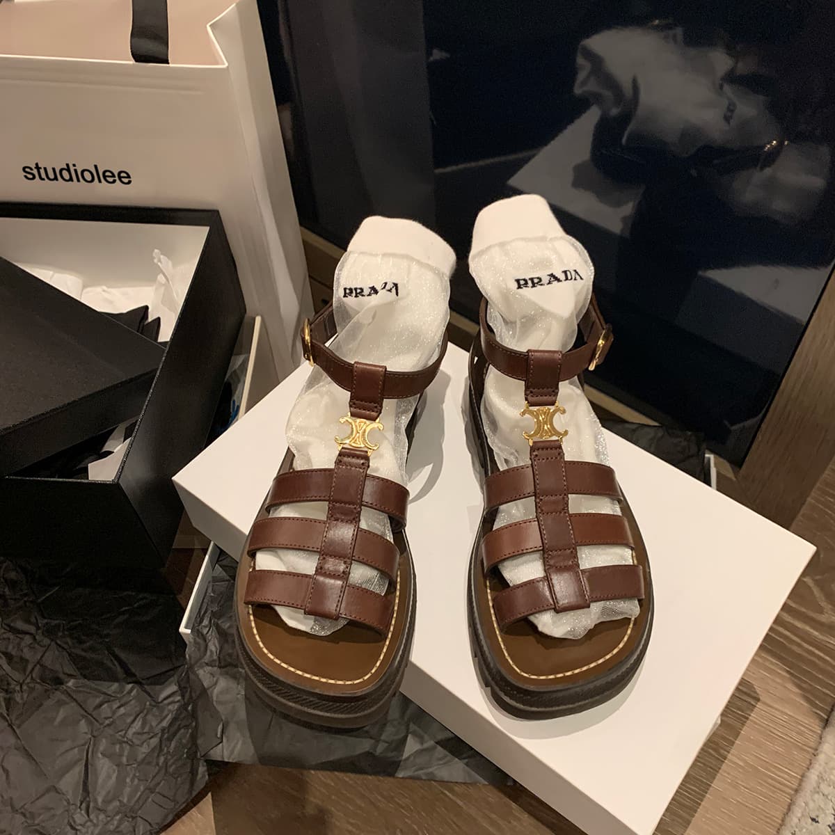 Spot retro sandals for women in summer, thick-soled buckles, small fragrant fashion, casual beach Roman shoes, comfortable and stylish