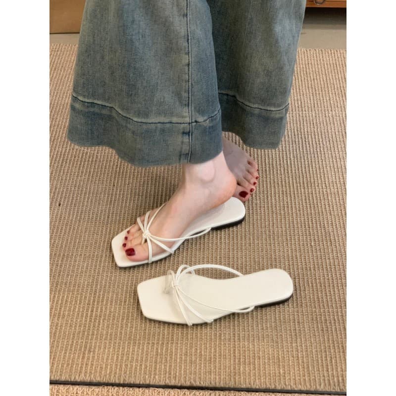 French-Style Flat Sandals for Women, Fashionable Outdoor Beach Flip-Flops, Black Thong Sandals with Thin Straps, Versatile Roman Sandals