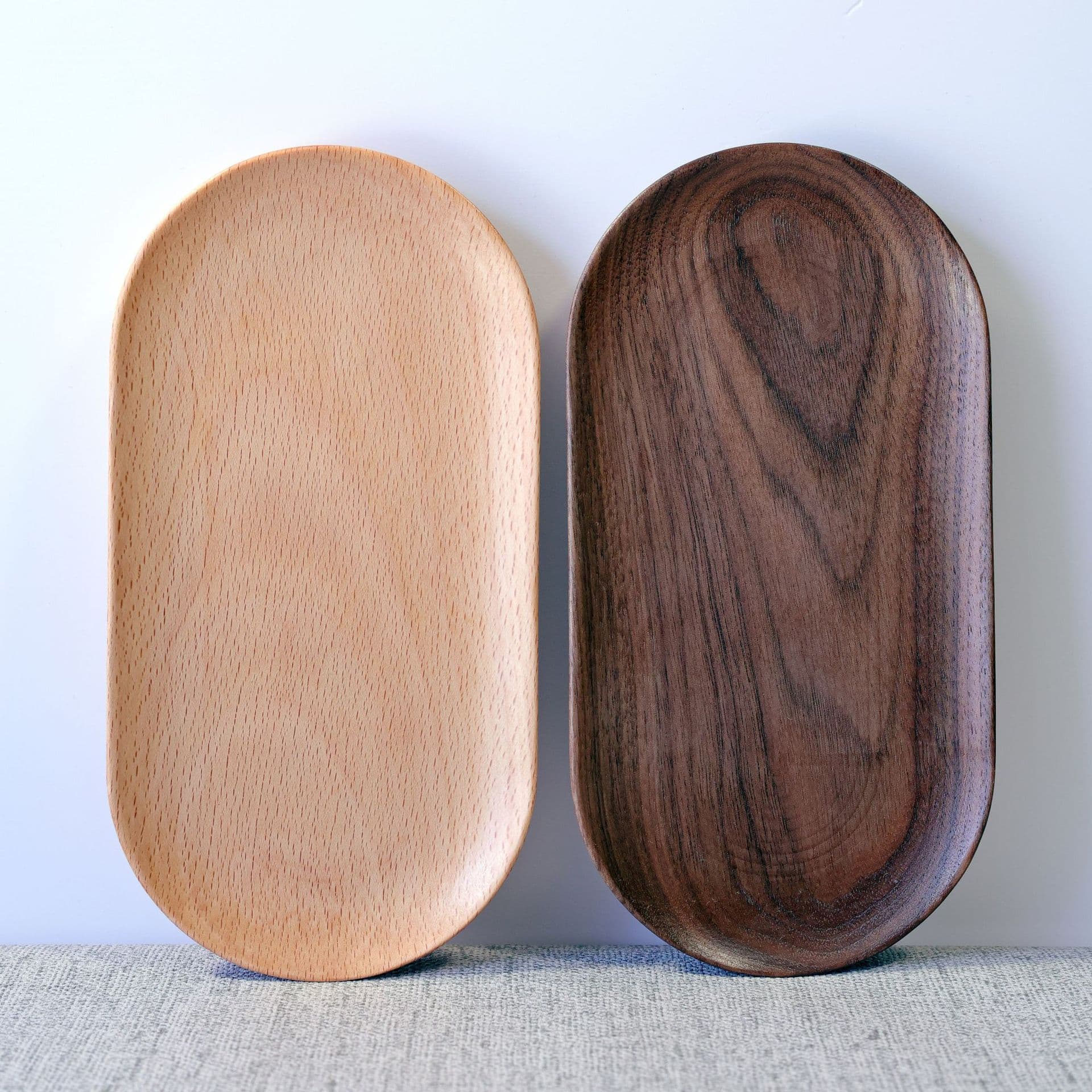 Beechwood and black walnut solid wood tray, suitable for home, living room, and office use, including tea trays, fruit trays, dinner trays, and coffee trays.