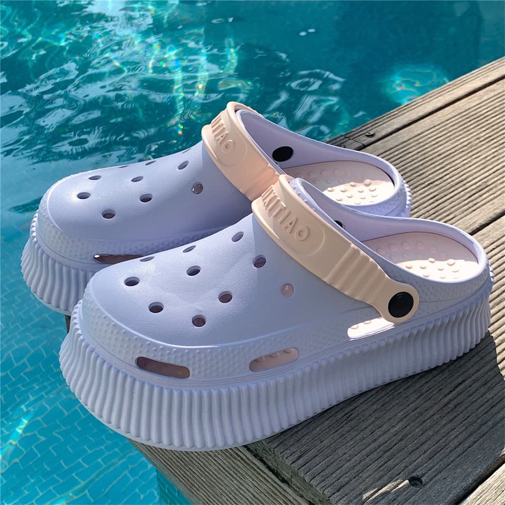 Fashionable and creative Korean-style perforated shoes for students, women's summer EVA soft thick-soled slippers with a "walking on clouds" feel, closed-toe sandals.