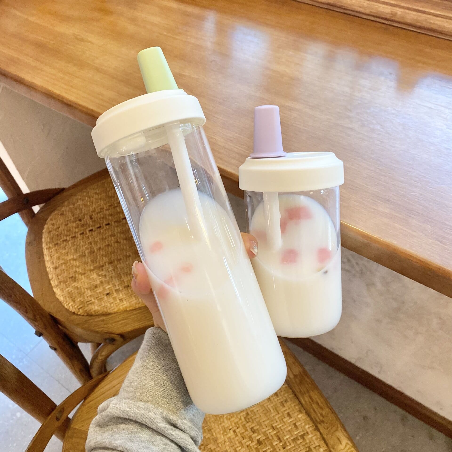 New large-capacity pearl milk tea cup, plastic water bottle, portable cute student tumbler, simple straw cup.