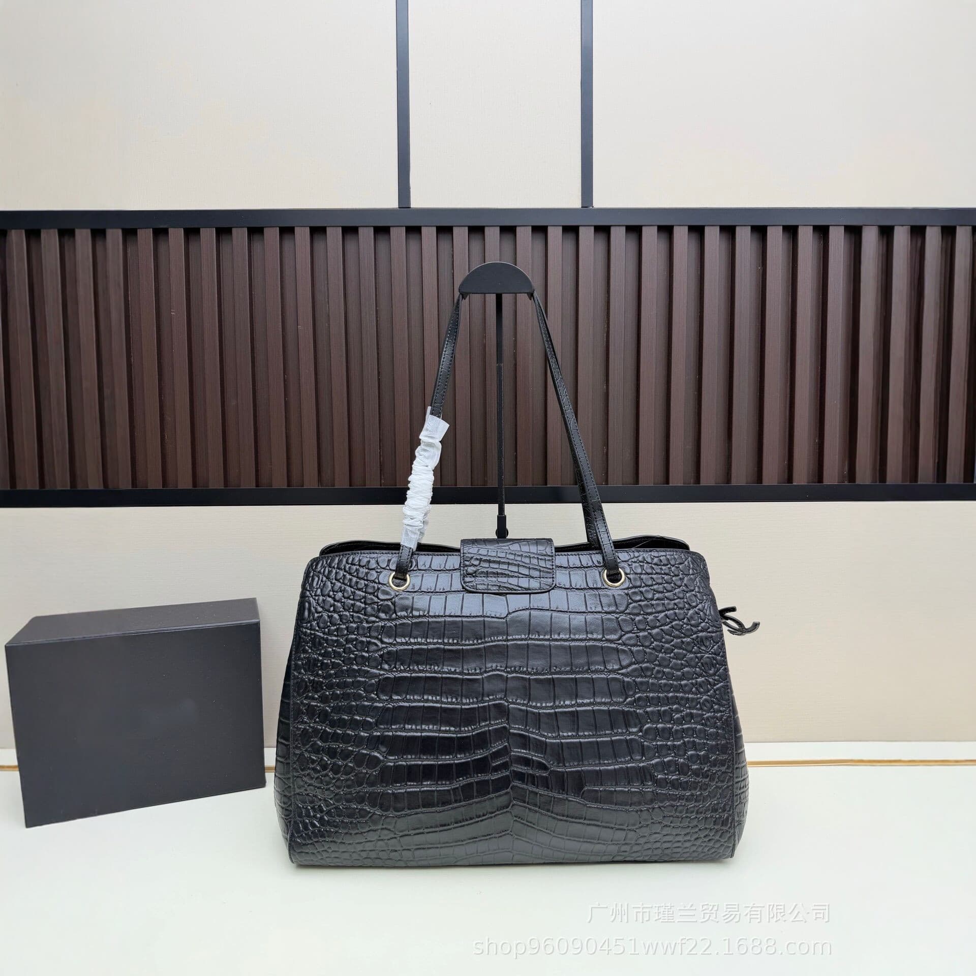 2026 New Crocodile Pattern Genuine Leather Tote Bag Women's Large Capacity Shoulder Handbag Commuting Versatile Fashion Bag