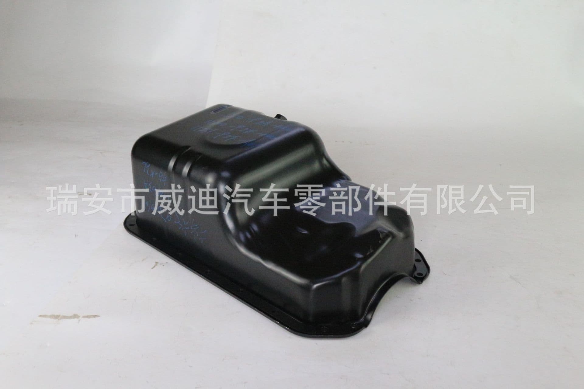 The engine oil pan is made of iron and is suitable for Honda 11200-P2E-000 and 11200-P2A-000.