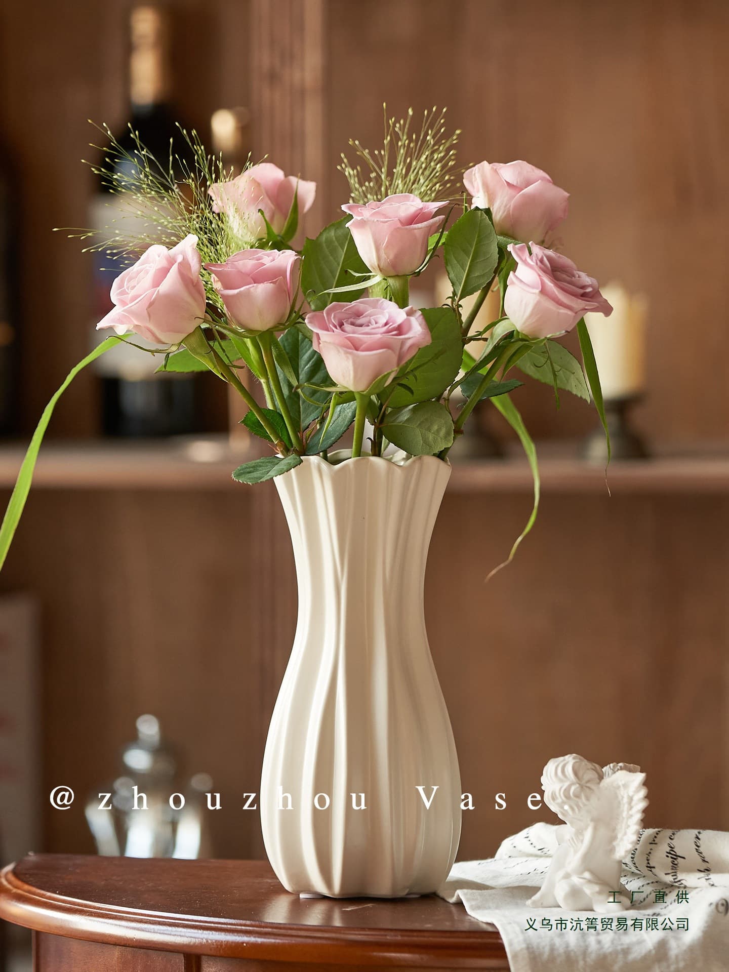 Cream-style French vintage minimalist white ceramic vase with wave-shaped vertical stripe decoration for living room flower arrangement