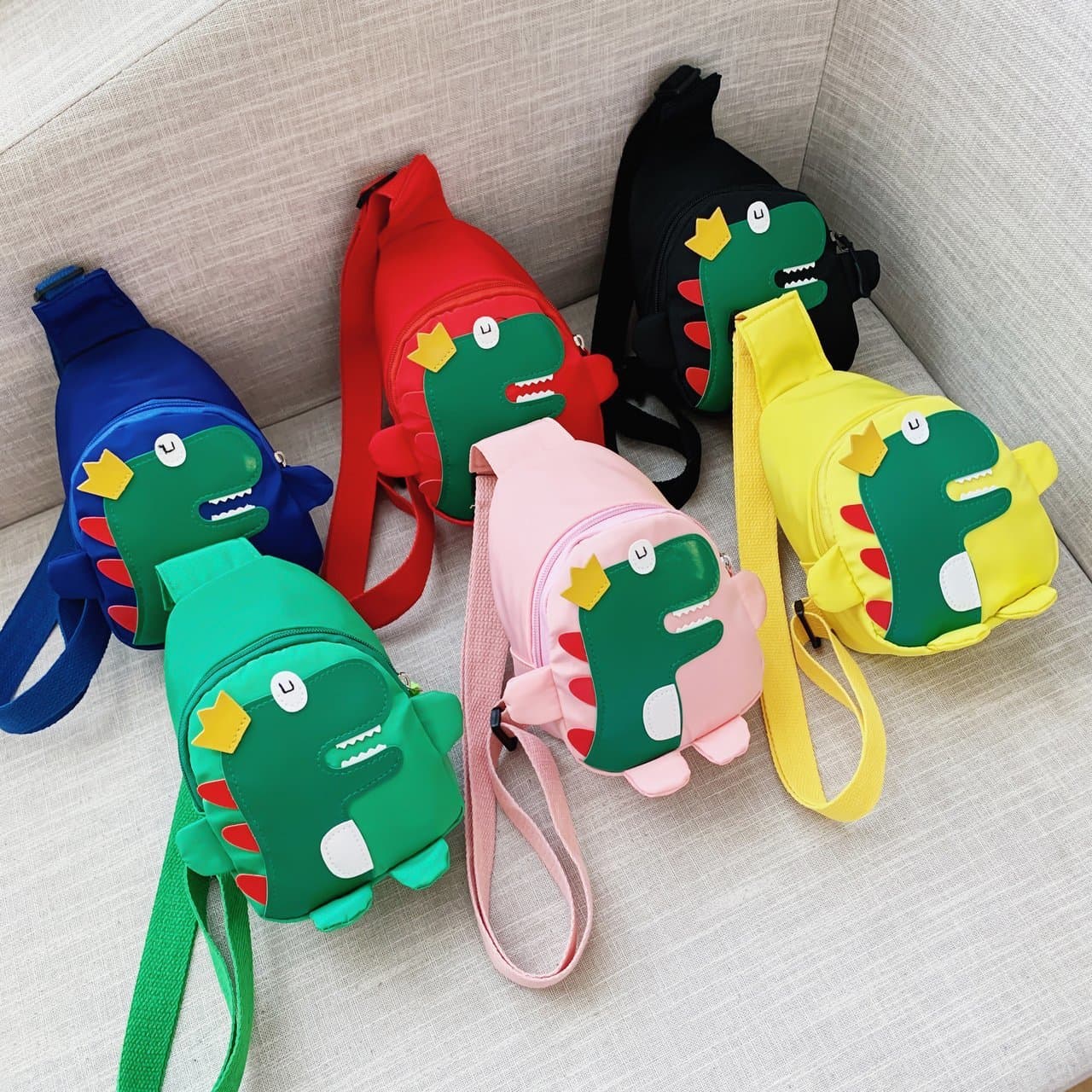 Wholesale stylish dinosaur chest bag for kids, new Korean style, trendy small crossbody bag, cute baby outdoor travel backpack.