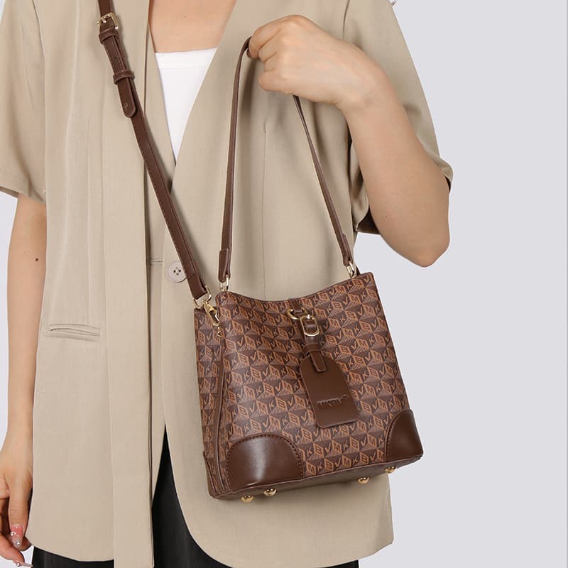 European and American Retro Women's Bucket Bag 2025 Autumn New Style Textured Large Capacity Handbag Casual Fashion Shoulder Bag