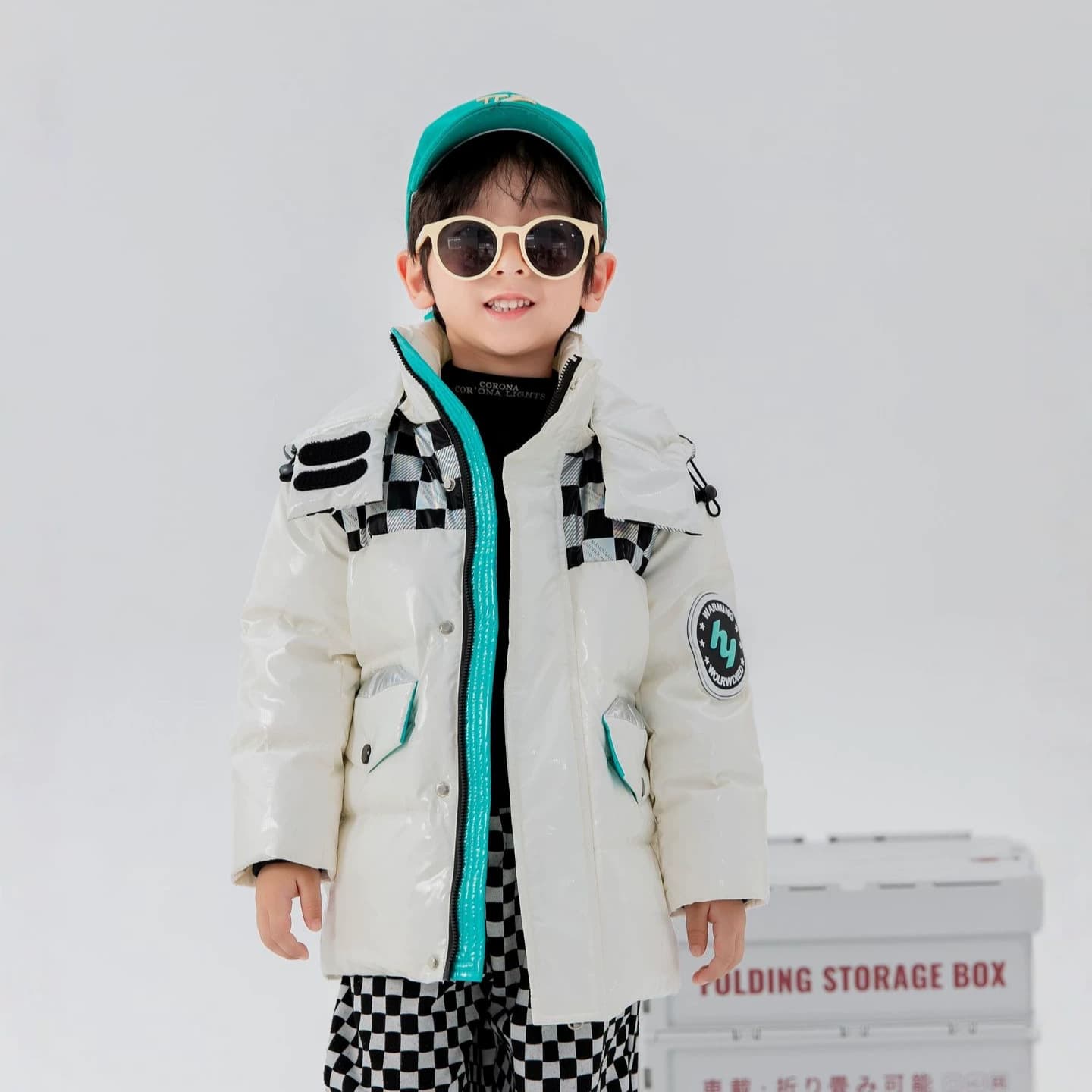 Boys' winter down jacket, trendy design, children's warm down jacket, short baby, middle child, three-proof