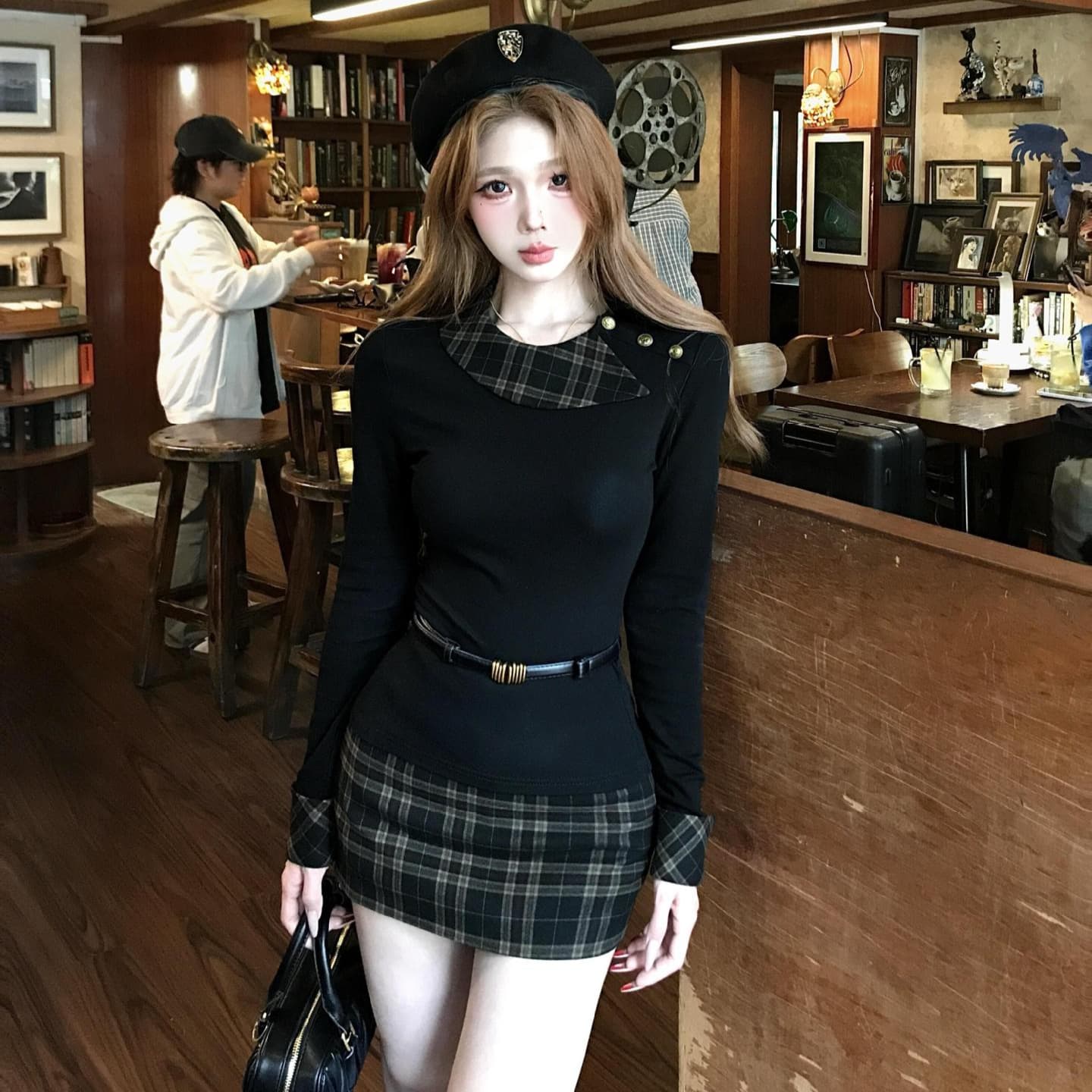 Gentle Style High-Neck Slim-Fit Knit Sweater for Women, Suitable for Early Spring, Can Be Worn as an Inner Layer or Outerwear, Slimming and Elegant, Black Long-Sleeved Sweater