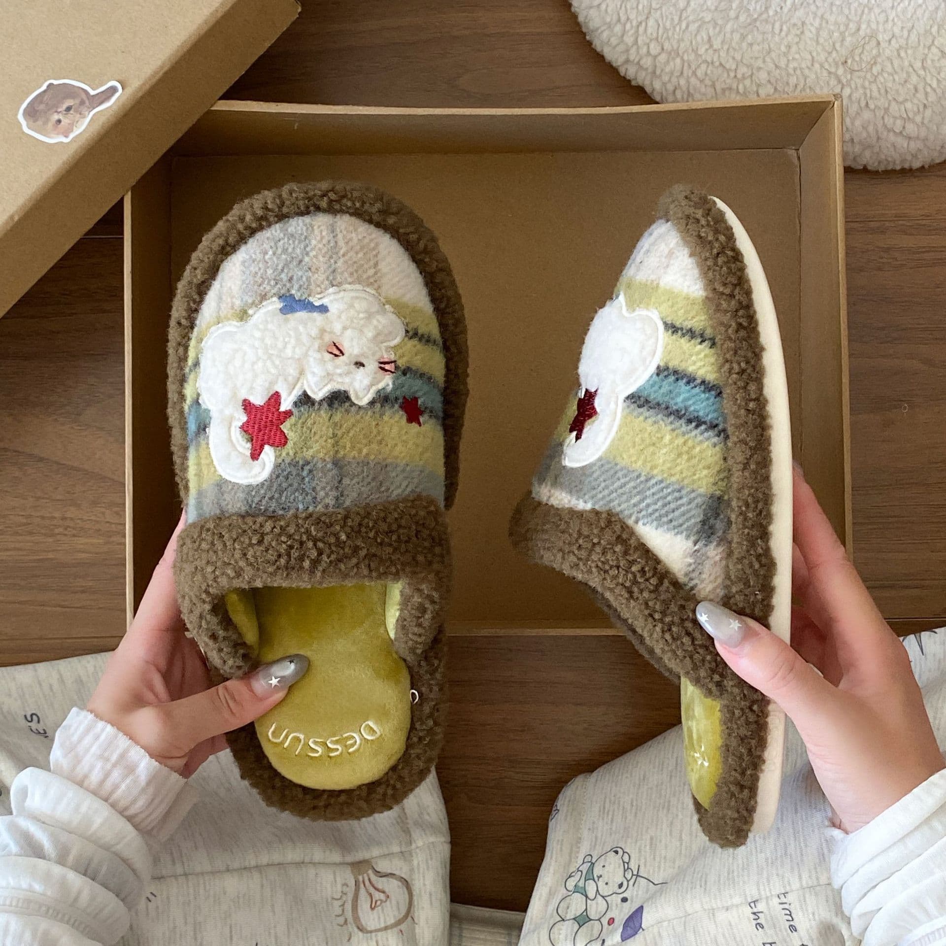 2025 Winter Flat Furry Slippers for Women, Stylish New Style, Suitable for Outdoor Wear, Women's One-Strap Cotton Slippers