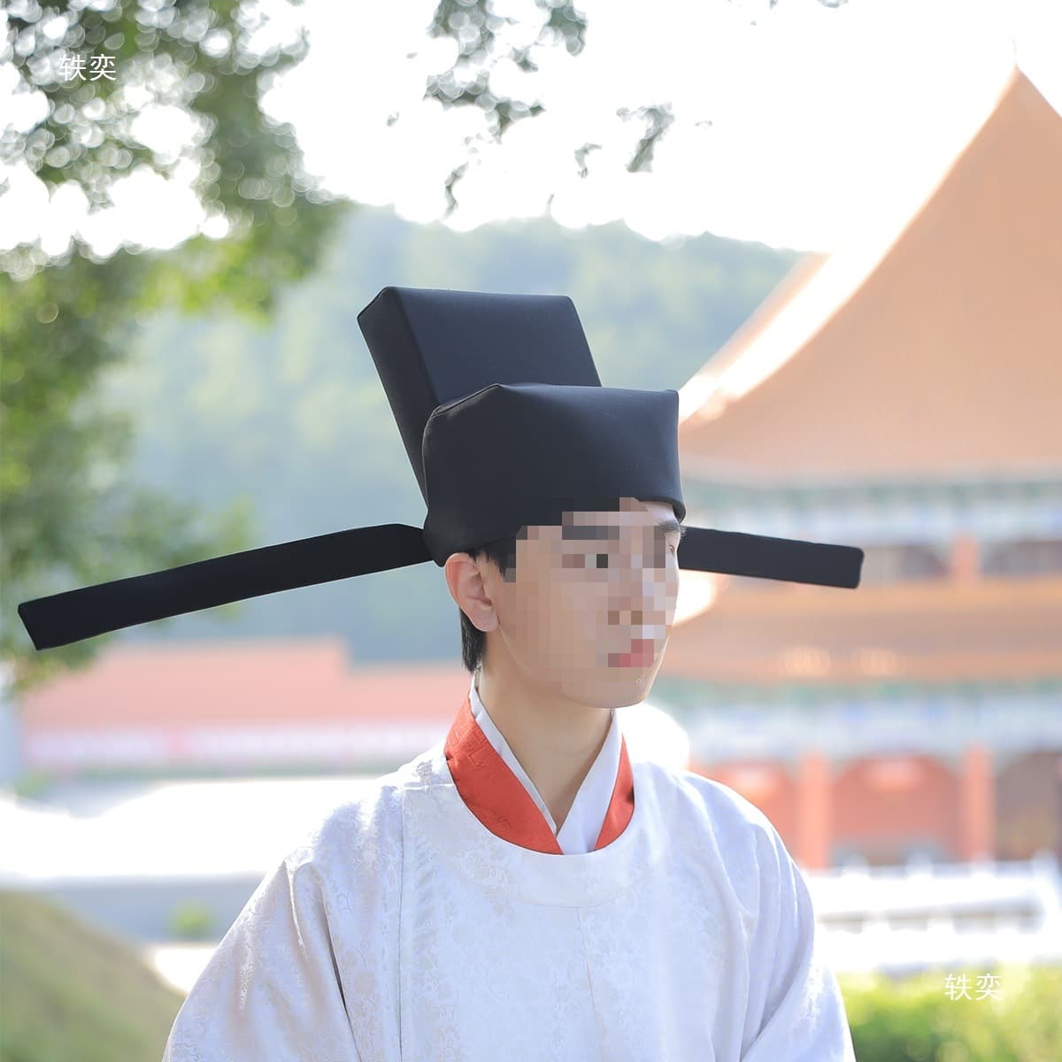 Song Dynasty Hanfu with spread-winged futou and Wuyixiang Hanfu restored from the Song Dynasty. Hard-winged crown hat with spread-feet futou. Song Dynasty hat.