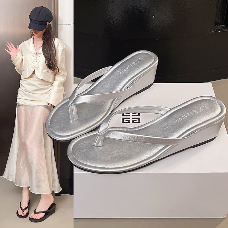 New Trendy Summer Flip-Flops, European and American Style, High-End Fashion for Women, Suitable for Pairing with Skirts, Wedge Heels, Fashionable for Women in 2026