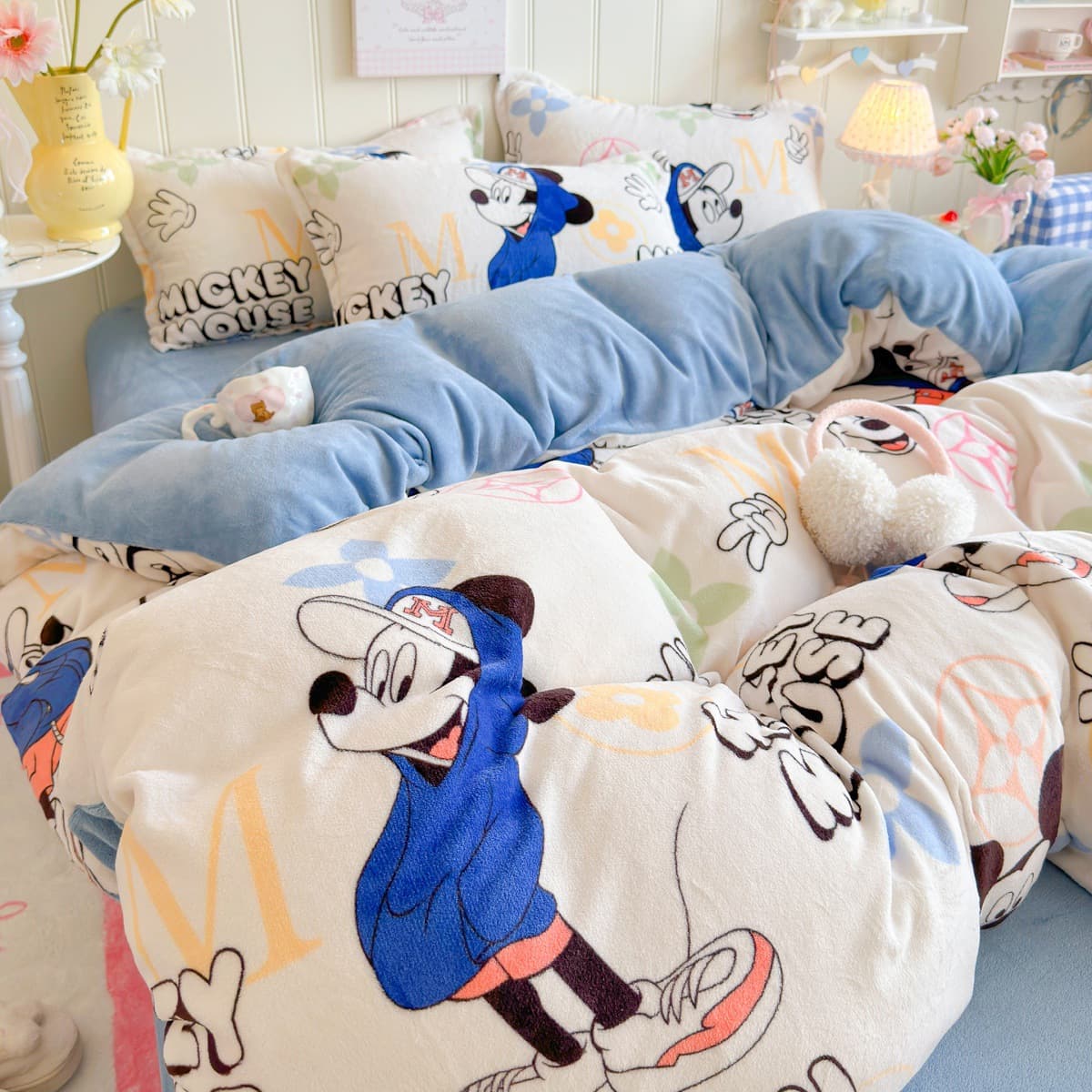 Cartoon milk fleece four-piece set, winter thickened warm double-sided fleece sheet and duvet cover, cute student dormitory three-piece set.