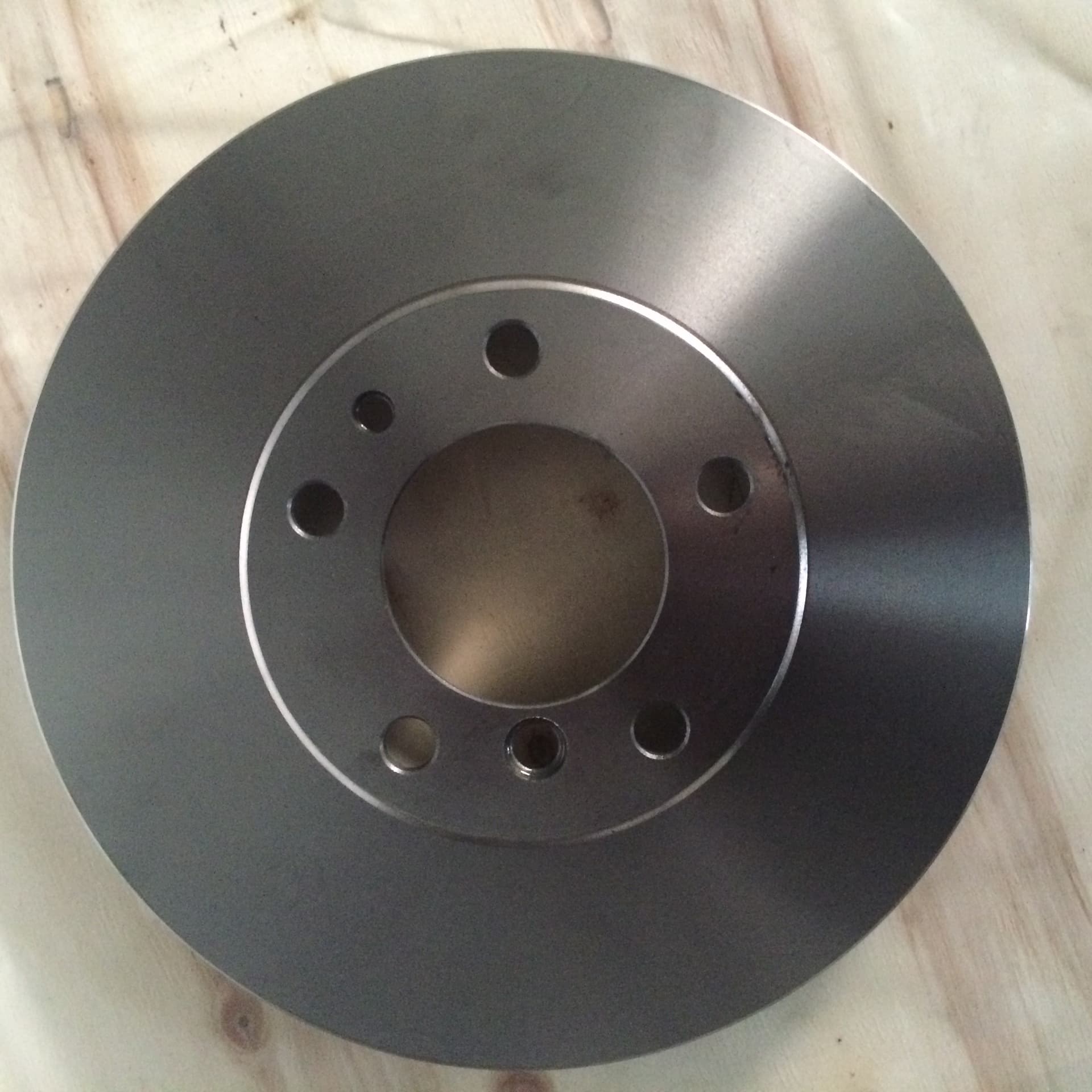 34116757747 is suitable for brake discs of the 5 Series four-door sedan (E39) and the 8 Series two-door coupe (E31).