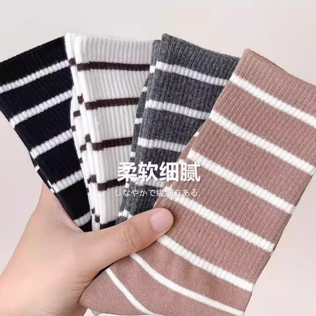 Merlad striped socks, women's mid-calf, Instagram influencer style, paired with shark fin shorts, mid-length slouch socks, brown for spring and autumn.