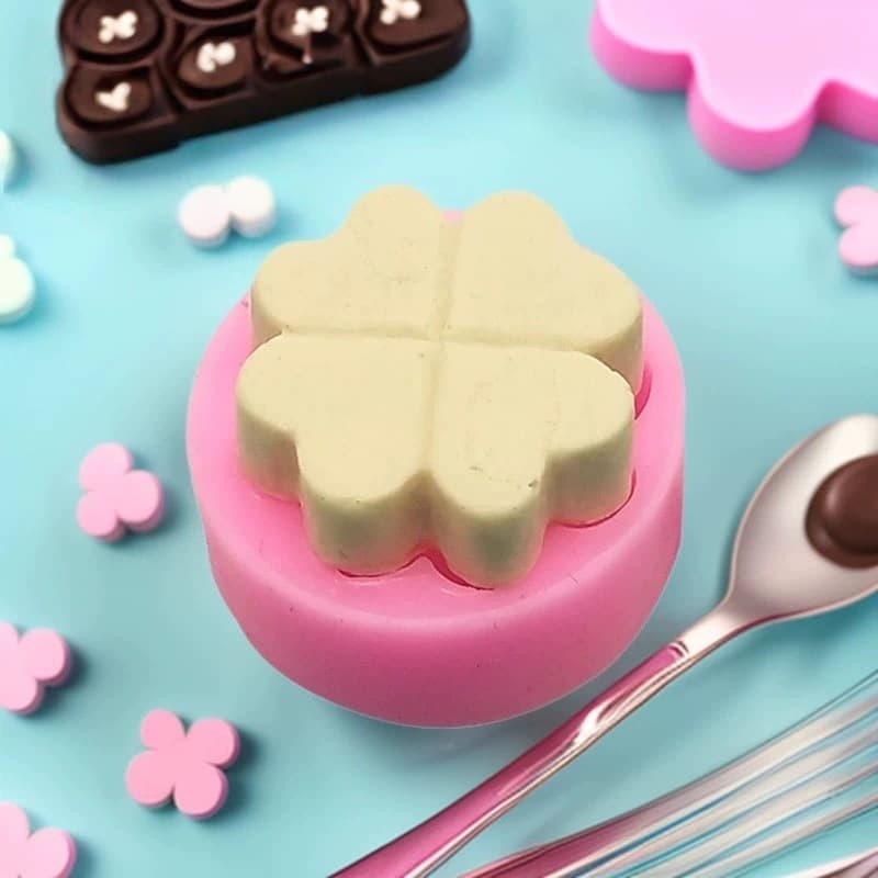 Heart-shaped Four-leaf Clover Silicone Mold DIY Baking Mousse Cake Mold Handmade Soap Aromatherapy Plaster Candle Mold