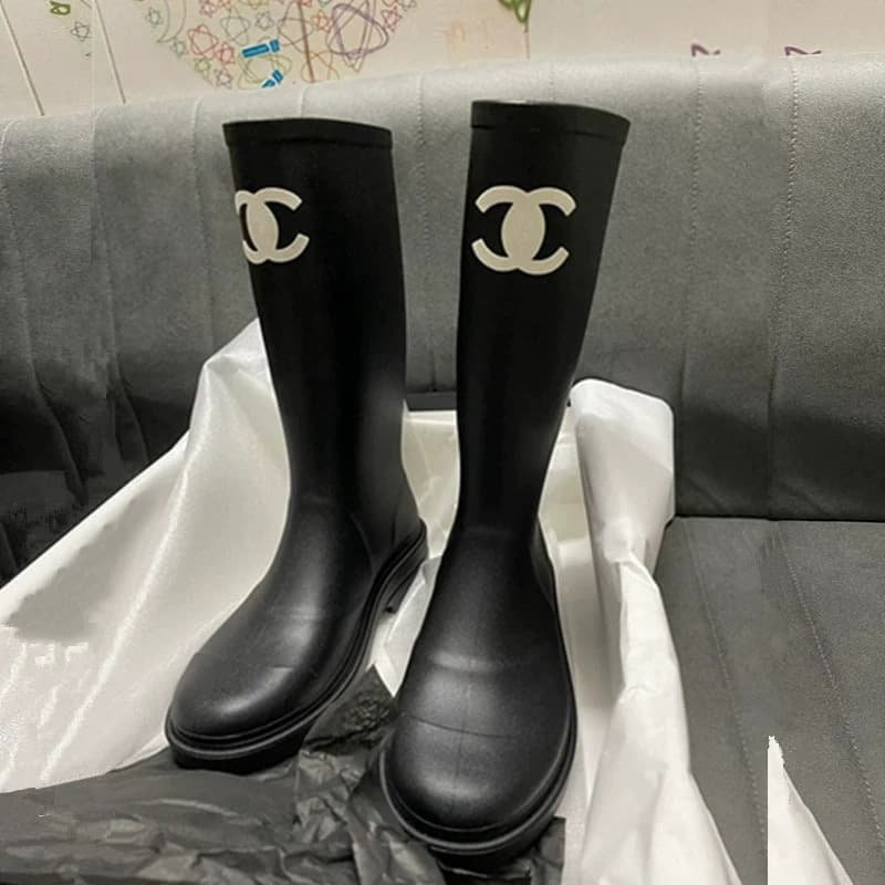 Fashionable Chanel-style knee-high boots for women, mid-calf riding boots, thick-soled black high-top vintage rubber rain boots.