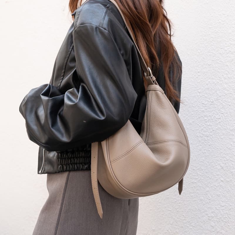 New cross-border style cowhide crossbody bag for women, luxurious and high-quality, underarm shoulder bag, elegant and retro, versatile dumpling bag.