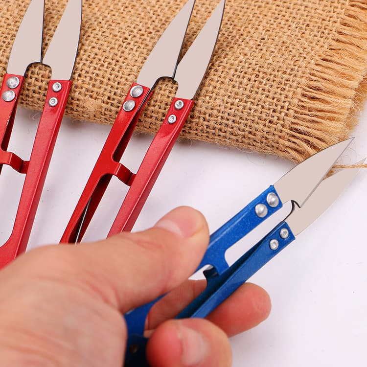 U-shaped plastic spring yarn scissors, cross-stitch thread trimmers, fishing line trimmers, sewing scissors, bagged household colored small scissors.