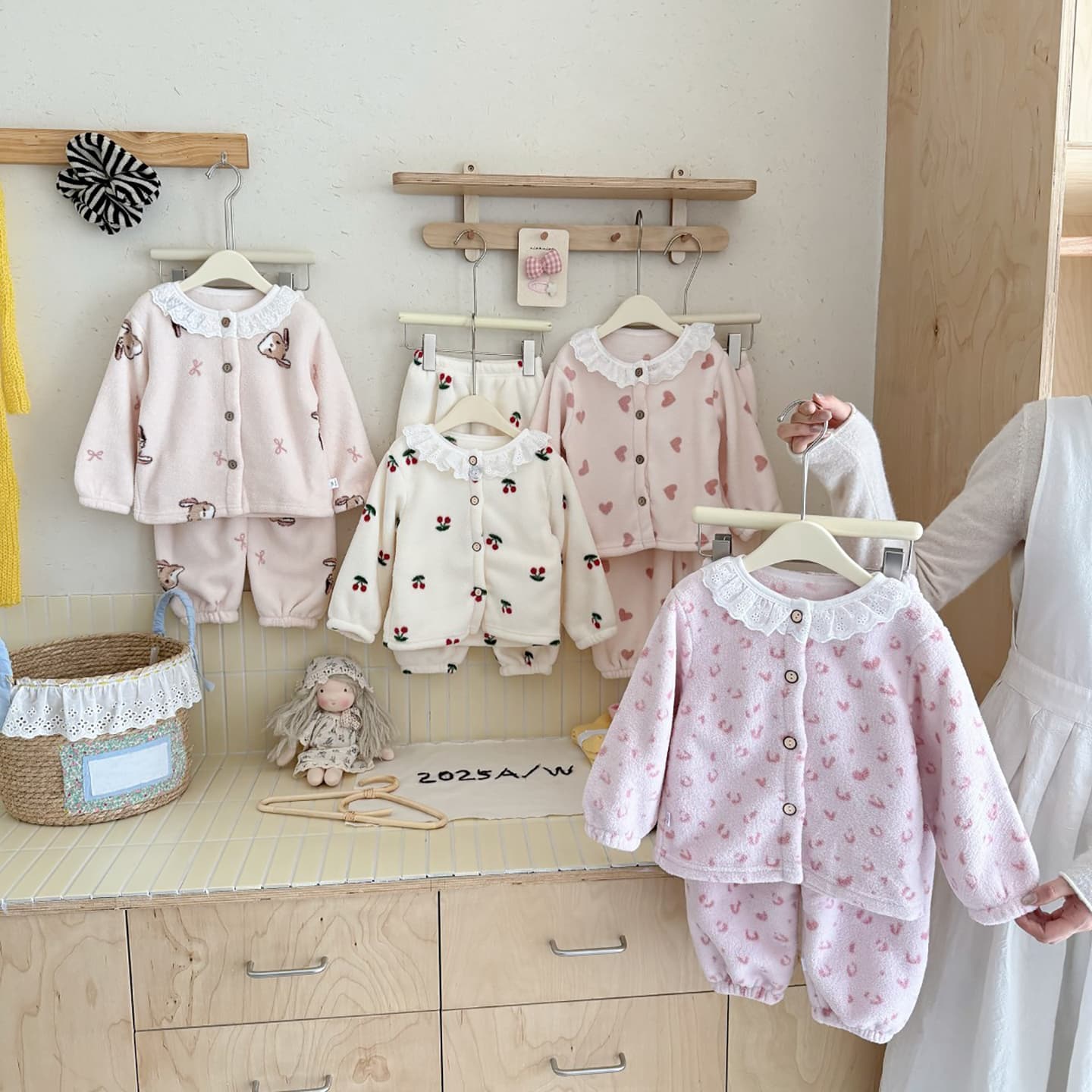 Children's home clothes set snow velvet winter cardigan for boys and girls plus velvet thickened warm pajamas two-piece set