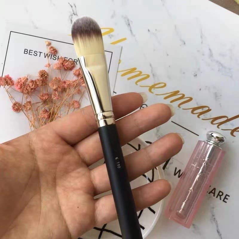M Home 190 Flat Foundation Brush Flat Head Tongue Shape Foundation Brush Non-Absorbing Foundation Makeup Brush Mask Brush Fine Detail
