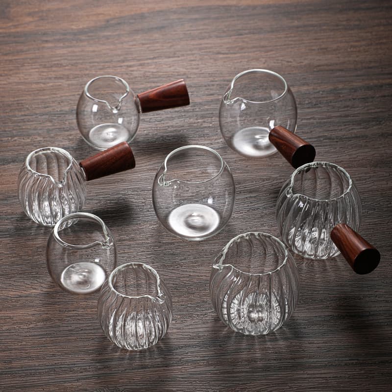 New glass small milk cup hand-blown glass milk cup coffee liquid concentrated measuring cup wooden handle small milk jug milk cup