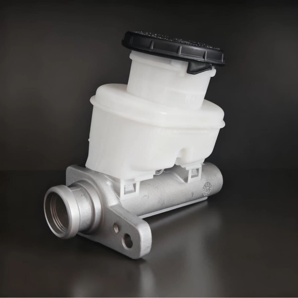 8-97301532-0/8973015320 Suitable for Isuzu DMAX Right Tire Automotive Brake Master Cylinder