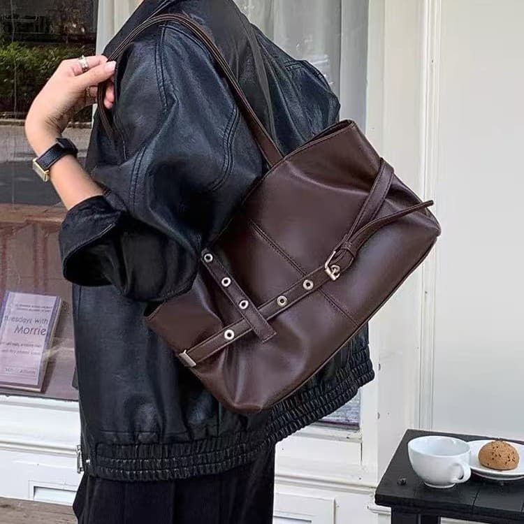 Niche design Korean style armpit bag autumn and winter new large capacity commuting versatile tote bag motorcycle style shoulder bag for women