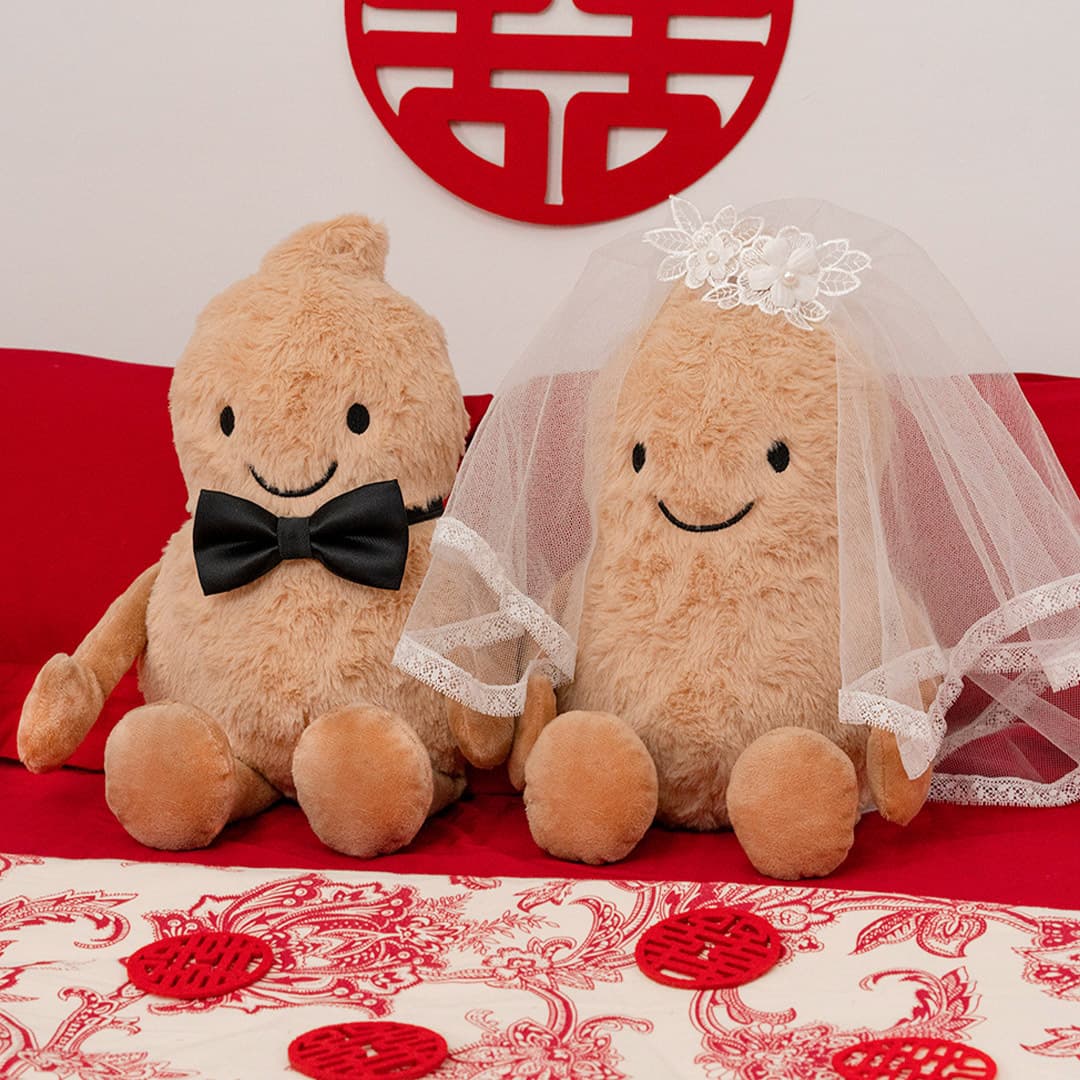 A pair of wedding dolls for the "Foolish Queen" wedding, new style peanut plush pillows, and newlywed wedding dolls.