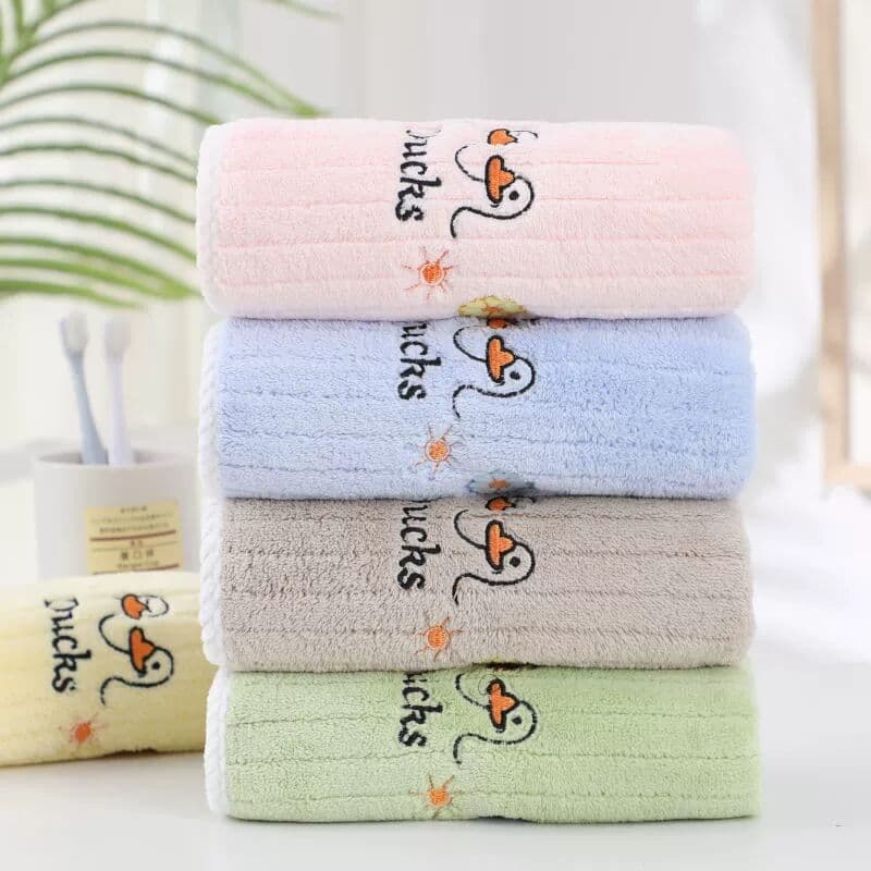 Warm-toned cartoon towels for children and adults, soft, quick-absorbing, non-shedding, cute duckling coral fleece striped towels.