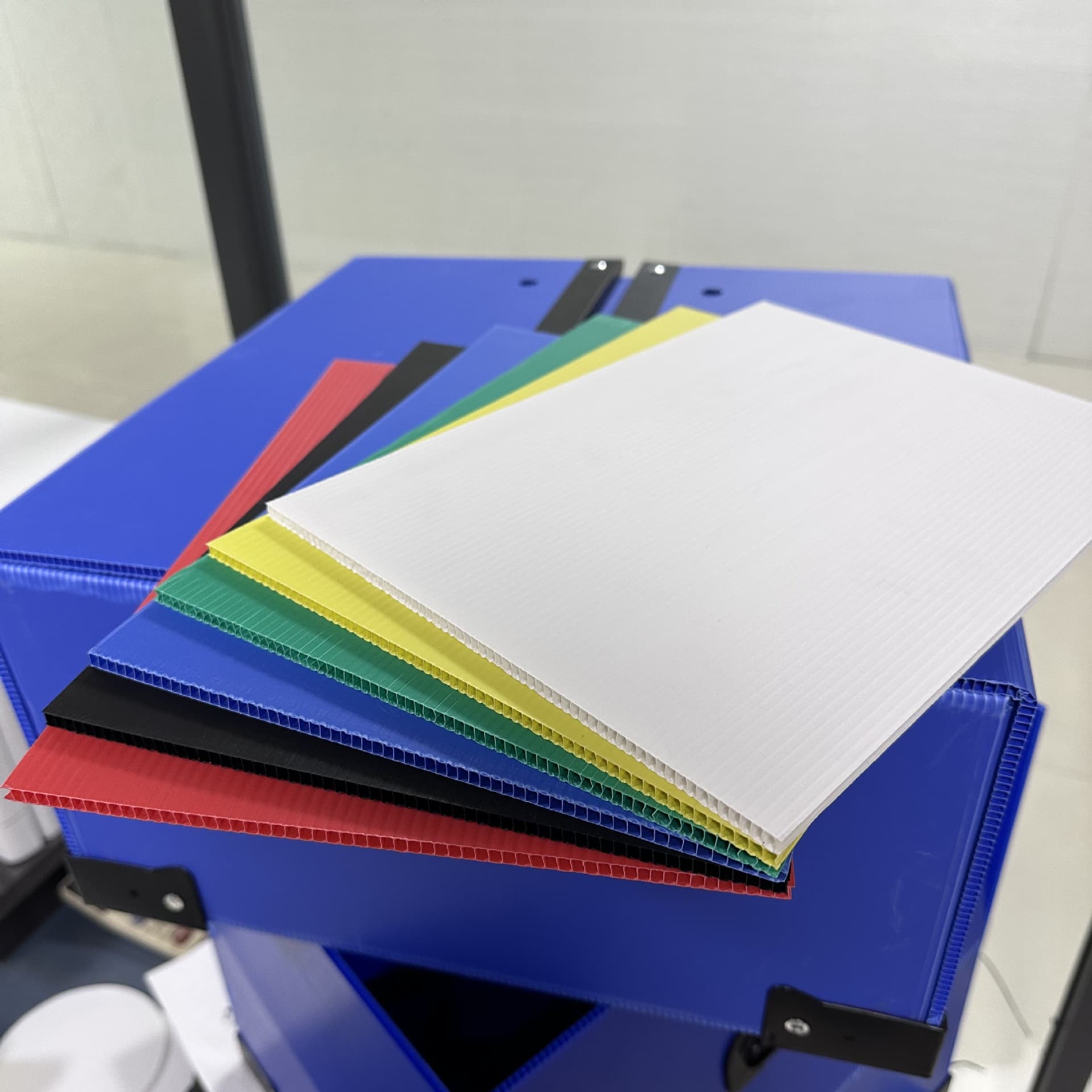 White Partitions Anti-Static Black Partitions 5mm 1500g In Stock Hollow Board, Corrugated Plastic Sheets Fast Delivery