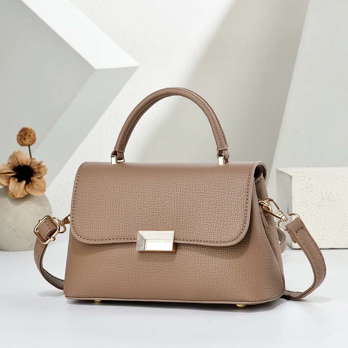 Crossbody bag new product 2025 new versatile handbag portable fashion shoulder large capacity small square bag new quality sense