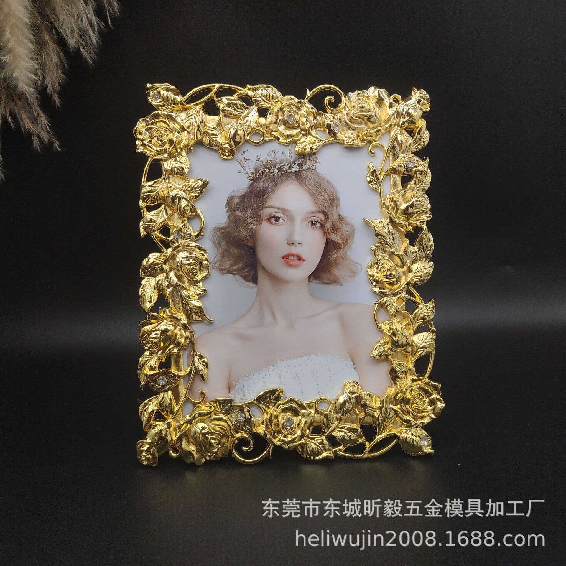European Retro Metal 7-Inch Gold Rose Hollow-Out Photo Frame, Light Luxury Home Desktop Frame, Wedding Studio Photo