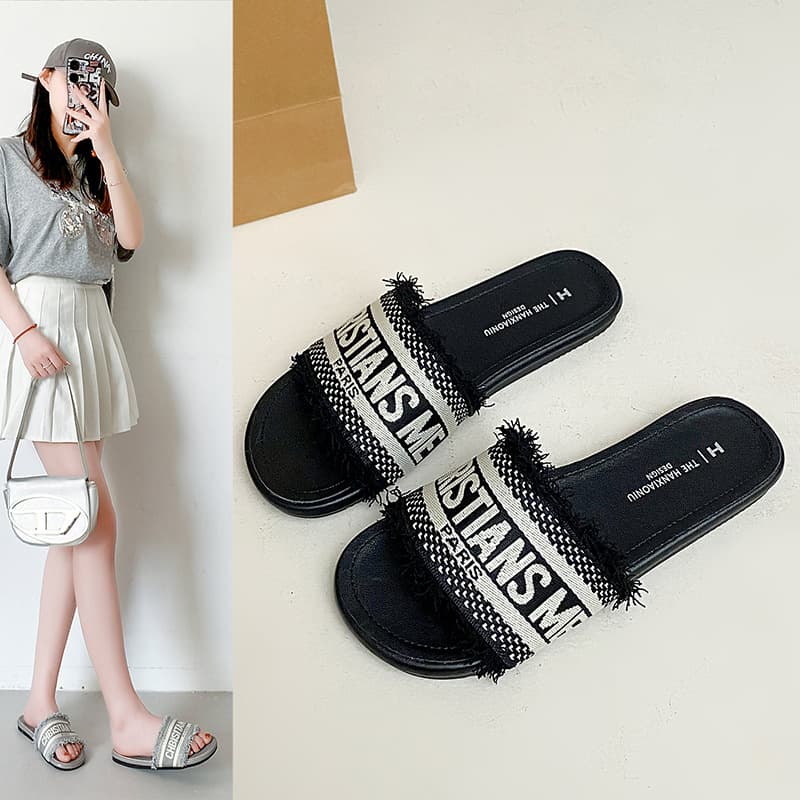 Flat Sandals for Women 2026 Summer Outdoor Wear Beautiful Trendy Chanel-Style Slip-Ons to Match Dresses for Going Out