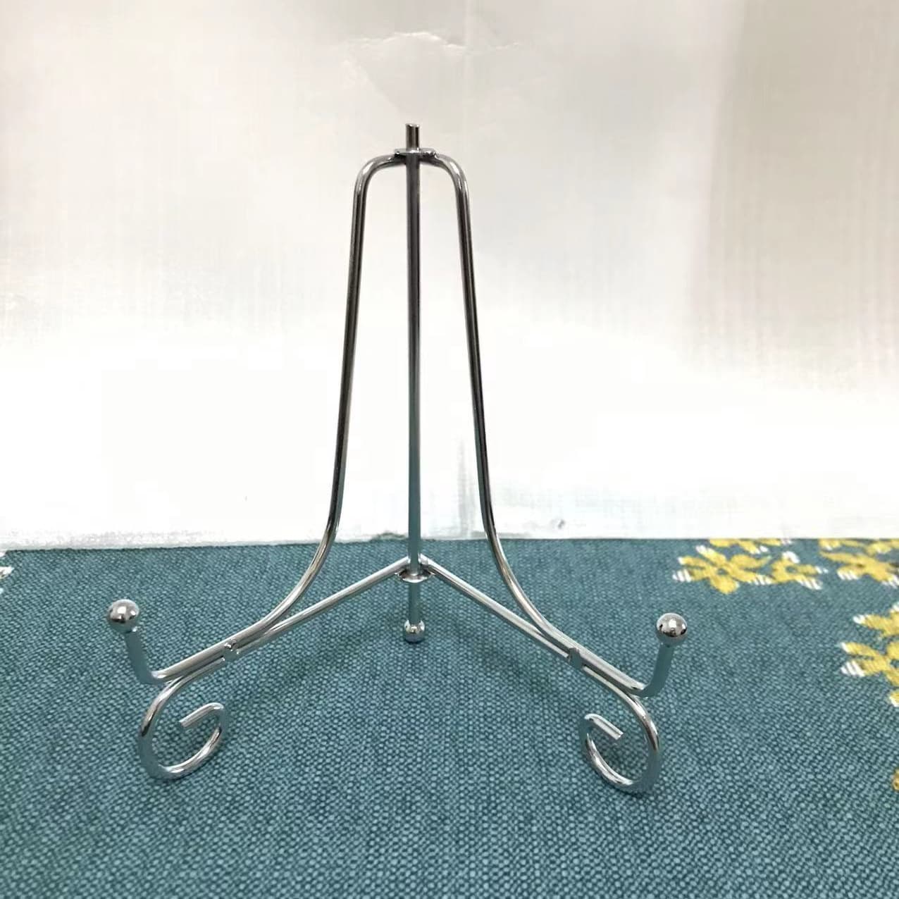 Silver Electroplated Iron Art Creative Display Stand Bracket for Plates, Clocks, Tea Cakes, Stones, Paintings, and Photo Frames