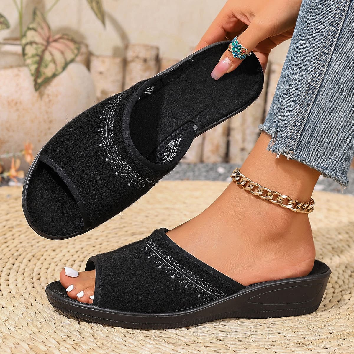 New Spring/Summer Plus Size Slippers for Women, Flat Outdoor Fashion, Anti-Slip and Durable Ladies' Sandals, Trendy Women's Shoes