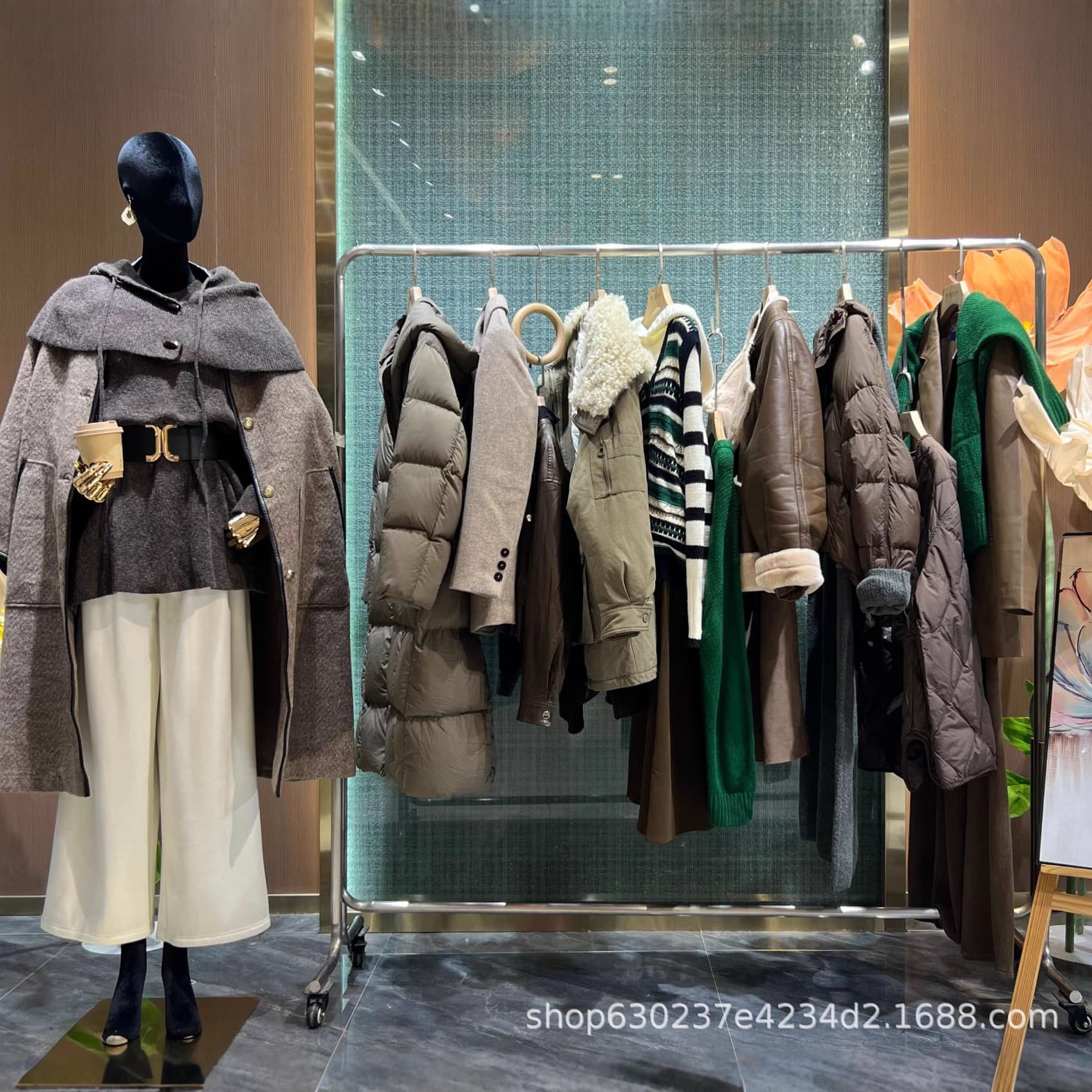 Mid-to-high-end luxury down jacket brand stores closing down, Shijing women's clothing wholesale, one-of-a-kind, mixed styles outerwear and clothing source