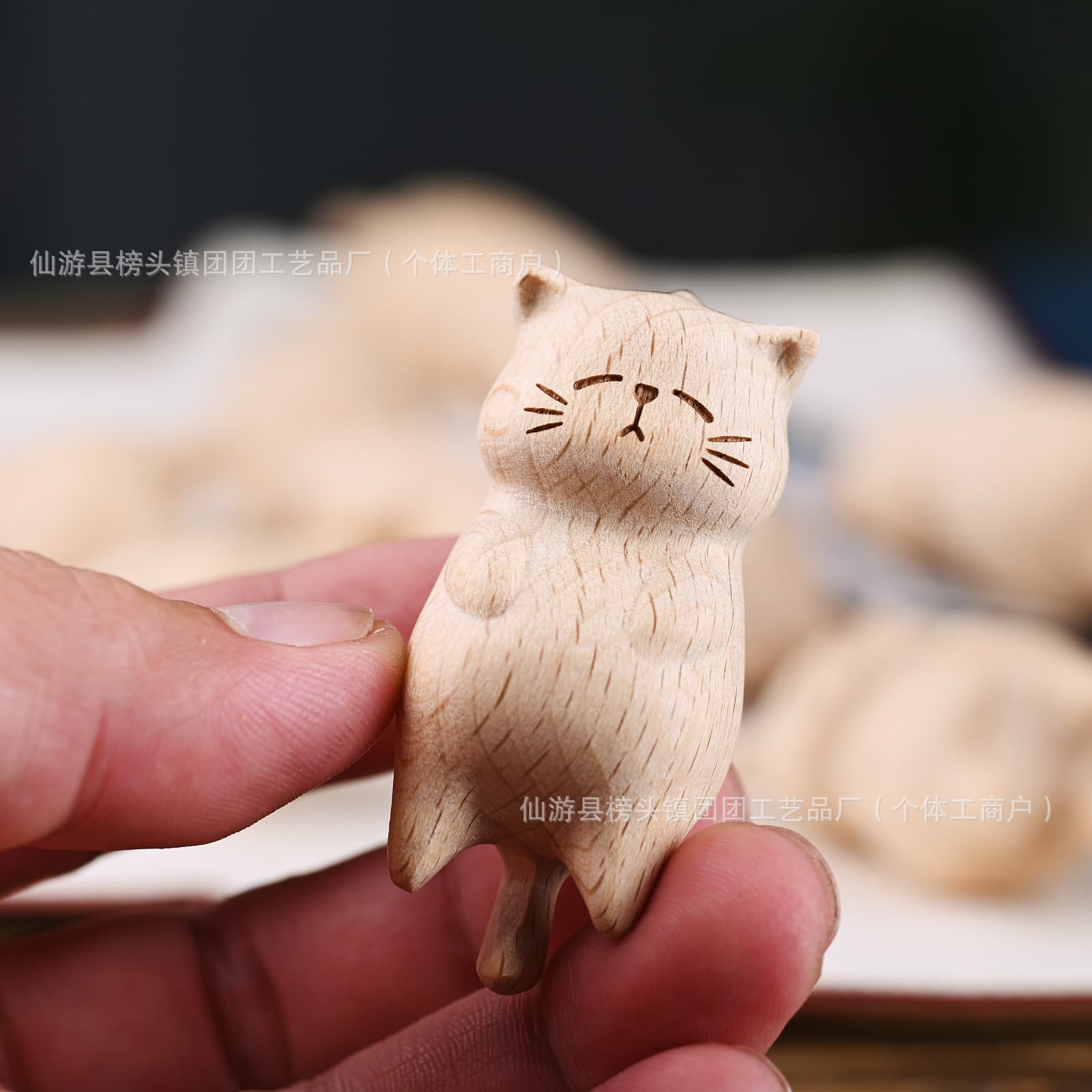 Factory wholesale beech wood cat keychains, lucky cat bag pendants, cartoon handles, accessories, and pendants.