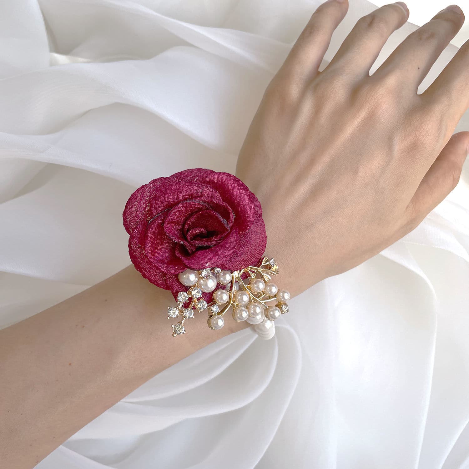 Super elegant Korean-style champagne gold wrist corsage for bridesmaids, perfect for wedding photoshoots, and a pearl bracelet.
