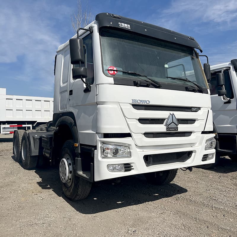 Howo tractor units for sale in Africa, 8-wheel heavy-duty trucks, 375 horsepower cargo transport tractor units.