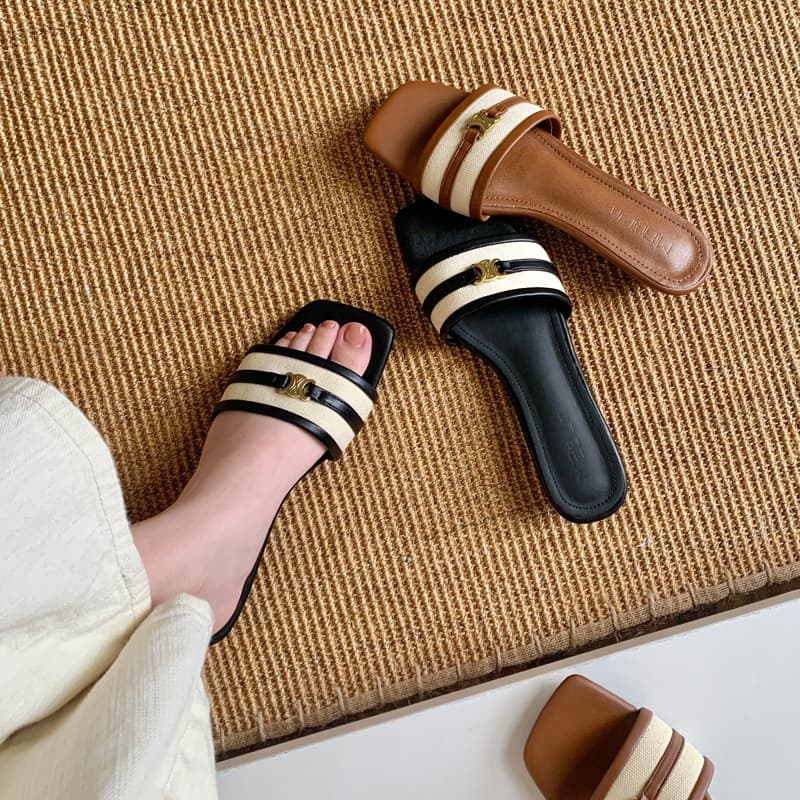 French style one-line comfortable 2025 new sandals and slippers for outer wear flat new beach square toe women's shoes spring and summer