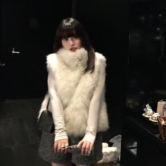Atmosphere-enhancing three-dimensional structured drop shoulder versatile vest, eco-friendly fox fur imitation fur shawl jacket for women, suitable for all heights.