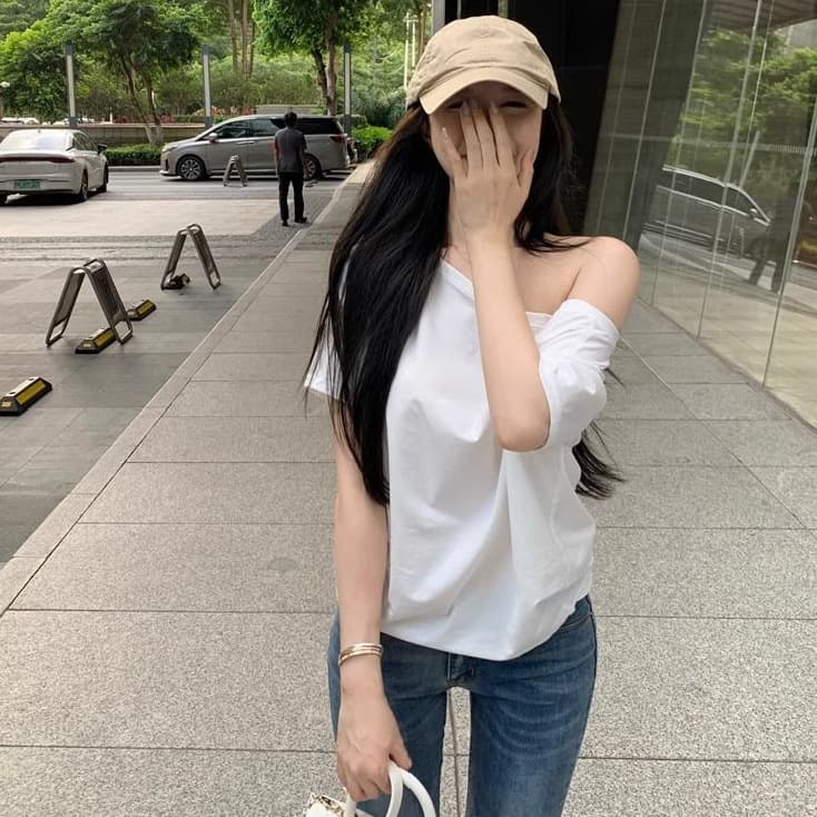 Minimum purchase price is one piece. Returns and exchanges are not supported. Sexy off-shoulder pure desire short-sleeved T-shirt for women in early autumn, loose and lazy with one shoulder.