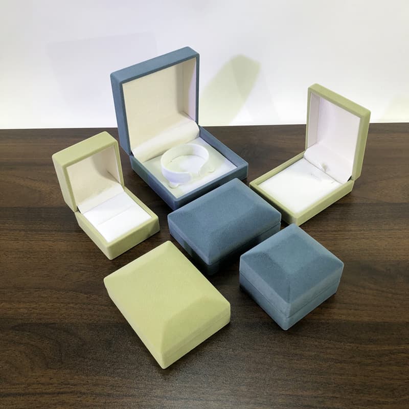 New Style Four-corner Flip-top Velvet Box, Simple and Fresh Jewelry Box, Gift Packaging for Rings, Necklaces, Earrings
