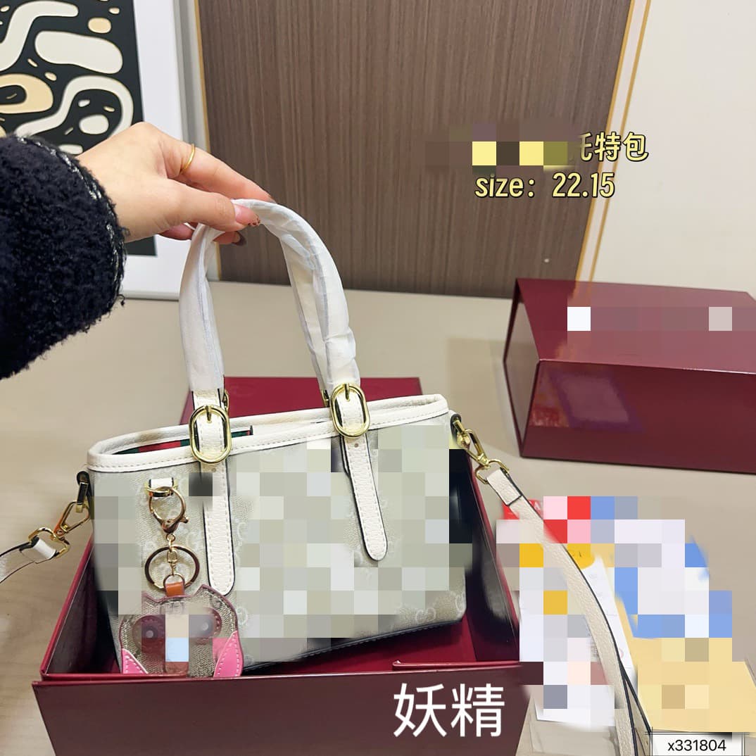 Gucci new tote bag overall design is simple, elegant, and practical, with a stylish and graceful look