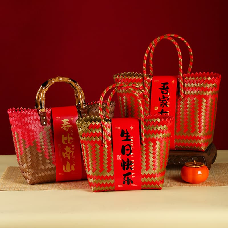 Corporate annual event woven gift baskets, wedding, full moon, housewarming favors, red and gold plastic woven handbags, storage bamboo baskets.