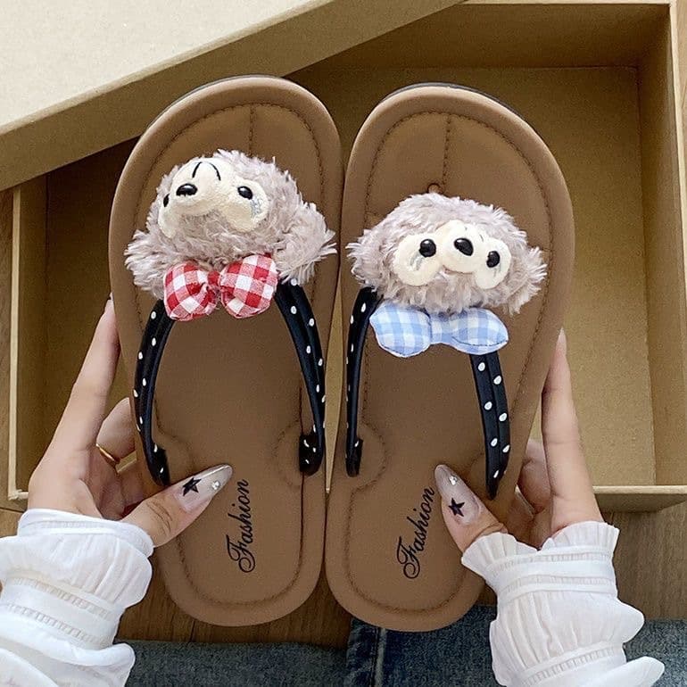 Cute cartoon-themed flat flip-flops for girls, perfect for summer wear, 2024 new style, super popular, non-slip, soft-soled sandals.